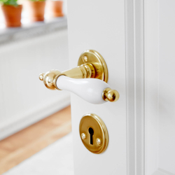 Drrhandtag - Tr - Inomhus - Mssing och vitmlat tr - Gamla drrhandtag (1411)