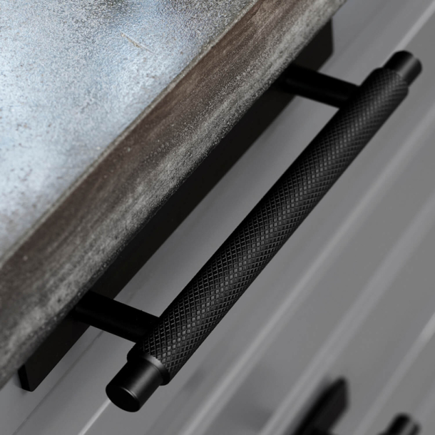 M�belhandtag - Furnipart - Matt svart - Modell Modell MANOR - cc128 mm