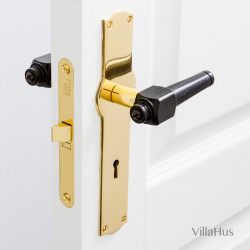 Black wooden door handle - Brass back plate with keyhole - SVANEMLLEN