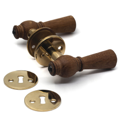 Drrhandtag i tr - Mssing och rkt ek - Rosett med fast hals - Nyckelskylt