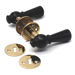 Drrhandtag i tr - Mssing och svart tr - Rosett med fast hals - Nyckelskylt