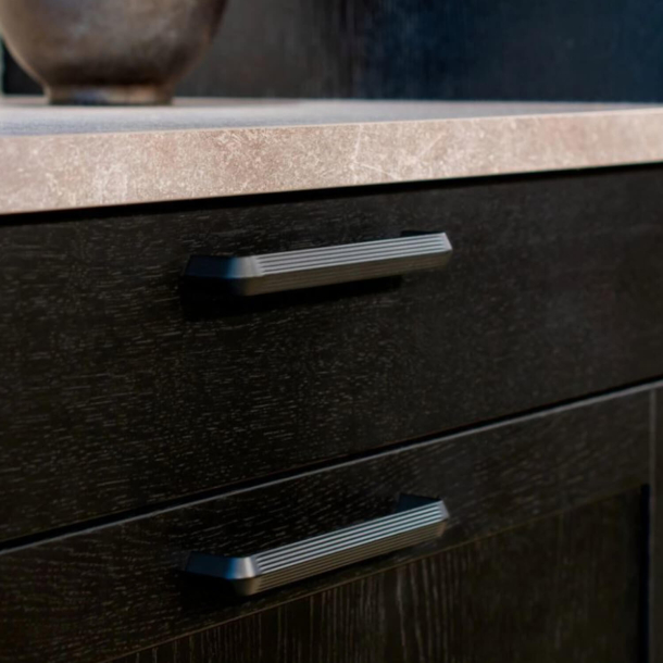 Beslag Design Cabinet handle - Matt black - Model Lines