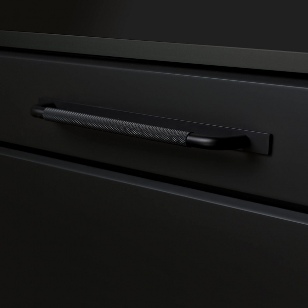 Mbelhandtag - Mattsvart - HELIX med lngskylt - cc 224 mm