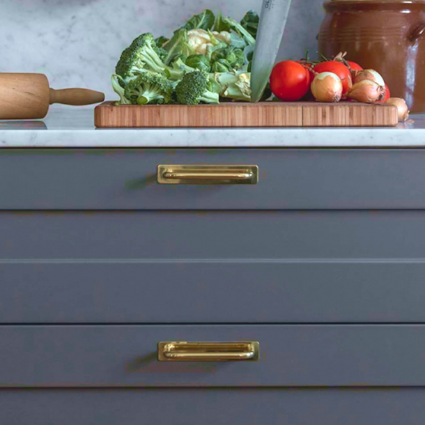 Mbelhandtag med lngskylt - Borstad mssing - modell ROYAL - cc96 mm