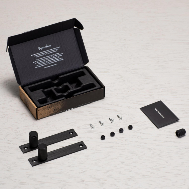 Buster+Punch Mbelknoppar med lngskylt - Svart - Modell Cross (2 st)