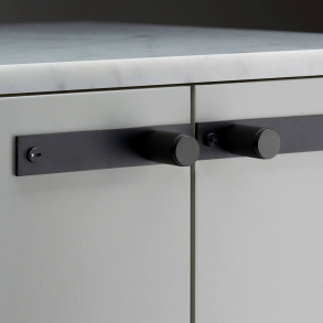 Buster+Punch - Mbelknopper med bagplade - Sort - Model Cross (2 stk)