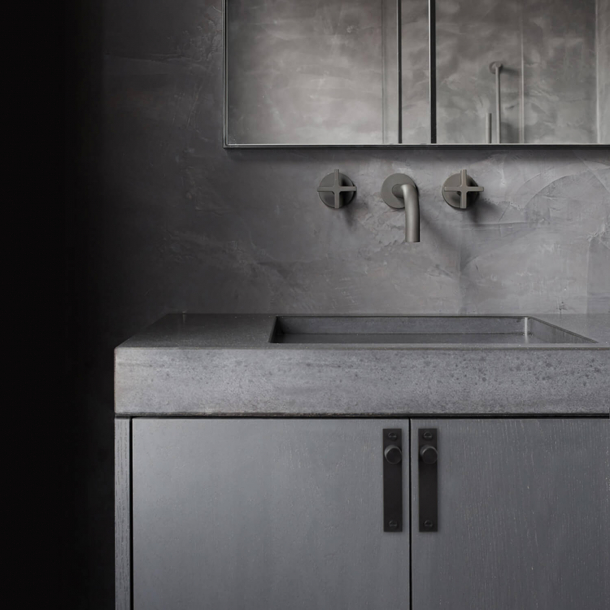 Buster+Punch Mbelknoppar med lngskylt - Svart - Modell Cross (2 st)