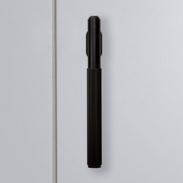 Buster + Punch - Linear L-Bar - Solid black metal