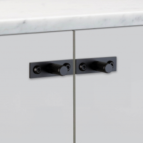 Buster+Punch - LINEAR Plate - Mbelknopper med bagplade (2 stk) - Sort - 12 x 25 mm