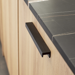 Furnipart Uchwyt do mebli - Szczotkowana matowa czer&#324; - Model Station - cc 160 mm