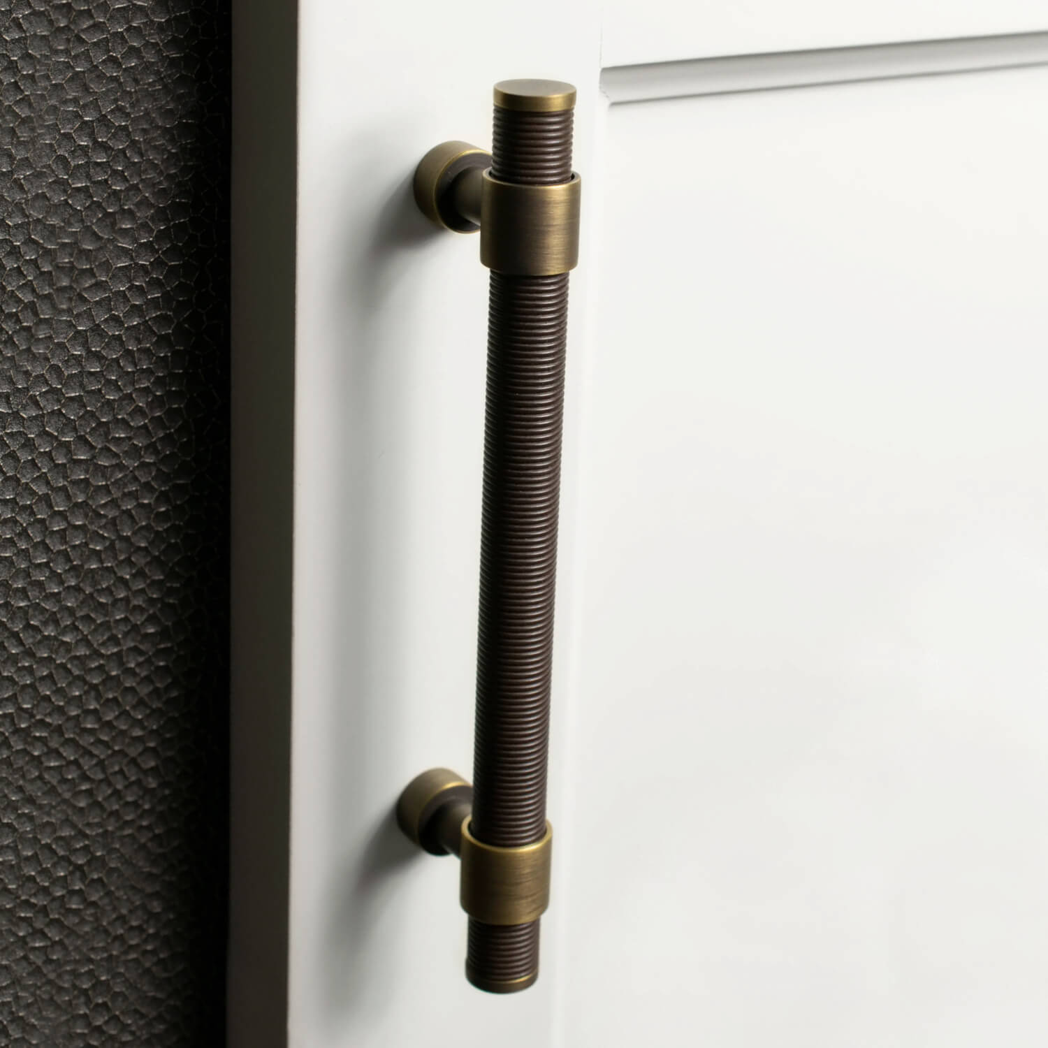 Turnstyle Designs Uchwyt do szafki - WIRE RECESS - model B5440