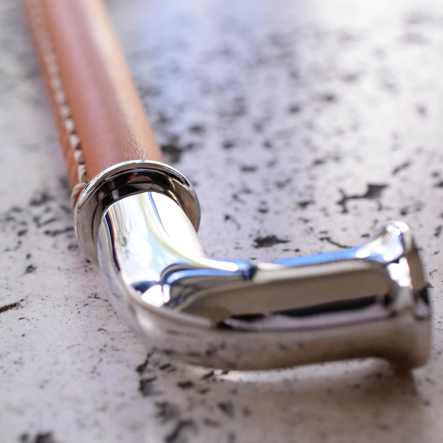 Turnstyle Designs Uchwyt do mebli - Klasyczna tuba - Skóra - Model RF1512