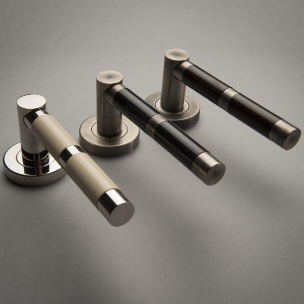 Drgreb - Turnstyle Designs - Amalfine - Sort bronze / Poleret messing - Model P2771