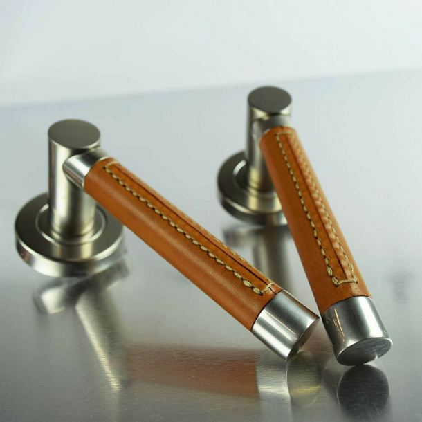 Drgreb - Turnstyle Designs - Sort Lder / Blank krom - Model R1024