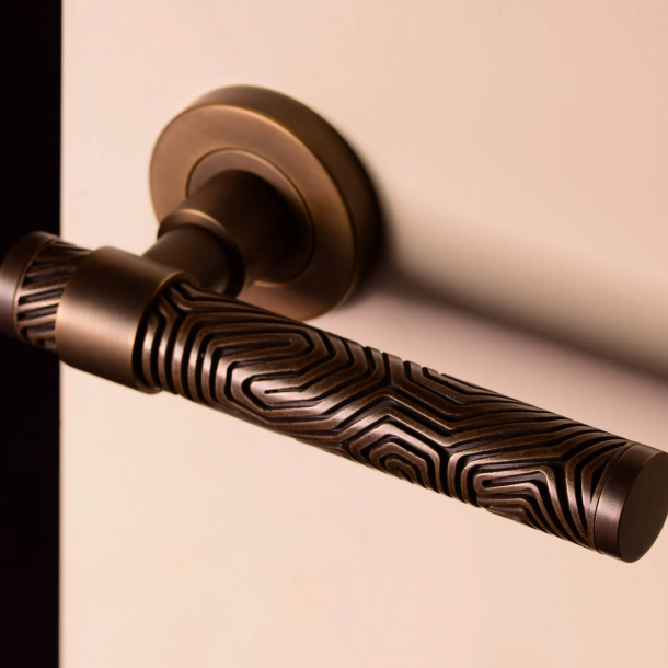 Drgreb - Turnstyle Designs - Kakaofarvet / Poleret messing - Model B7005