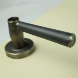 Drgreb - Lder - Sort / Blank messing - Model C1000