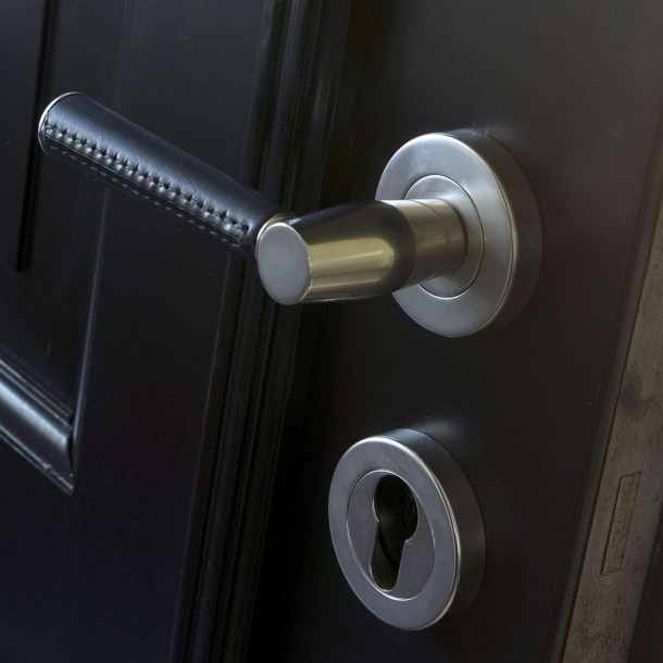 Drgreb  Chokoladefarvet Lder og mat nikkel  Syninger udad  Model C1012