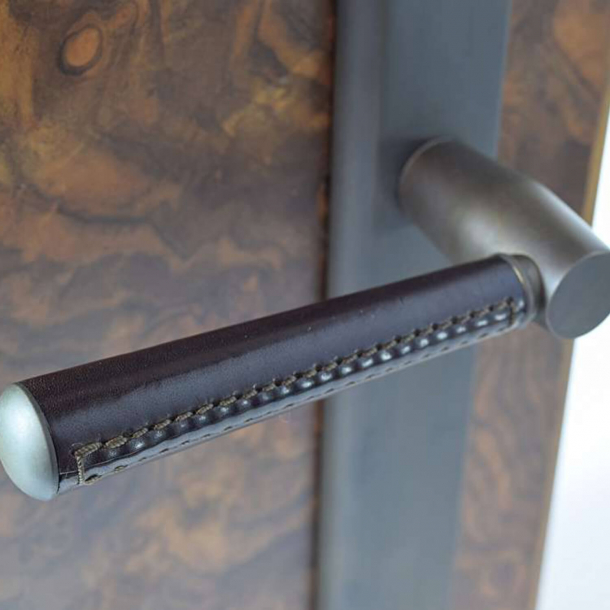 Drgreb  Chokoladefarvet Lder og mat nikkel  Syninger udad  Model C1012