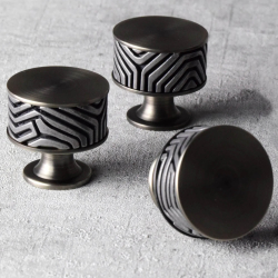 Mbelknop - Turnstyle Designs - Sort bronze Amalfine / Blank krom - Model B9322