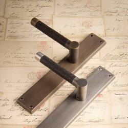 Drgreb - Turnstyle Designs - Alupewt / Antik messing - Model P1019