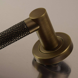 Drgreb - Turnstyle Designs - Alupewt / Antik messing - Model P1019