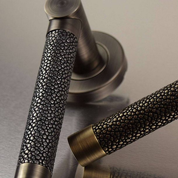 Drgreb - Turnstyle Designs - Alupewt / Antik messing - Model P1019