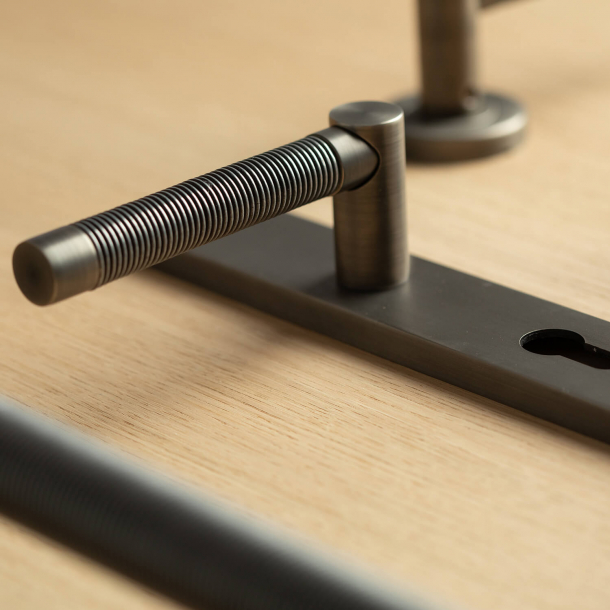 Drgreb - Turnstyle Designs - Amalfine - Slv bronze / Antik messing - Model WIRE