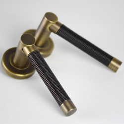 Drgreb - Turnstyle Designs - Amalfine - Slv bronze / Antik messing - Model WIRE