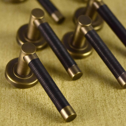 Drgreb - Turnstyle Designs - Amalfine - Slv bronze / Antik messing - Model WIRE